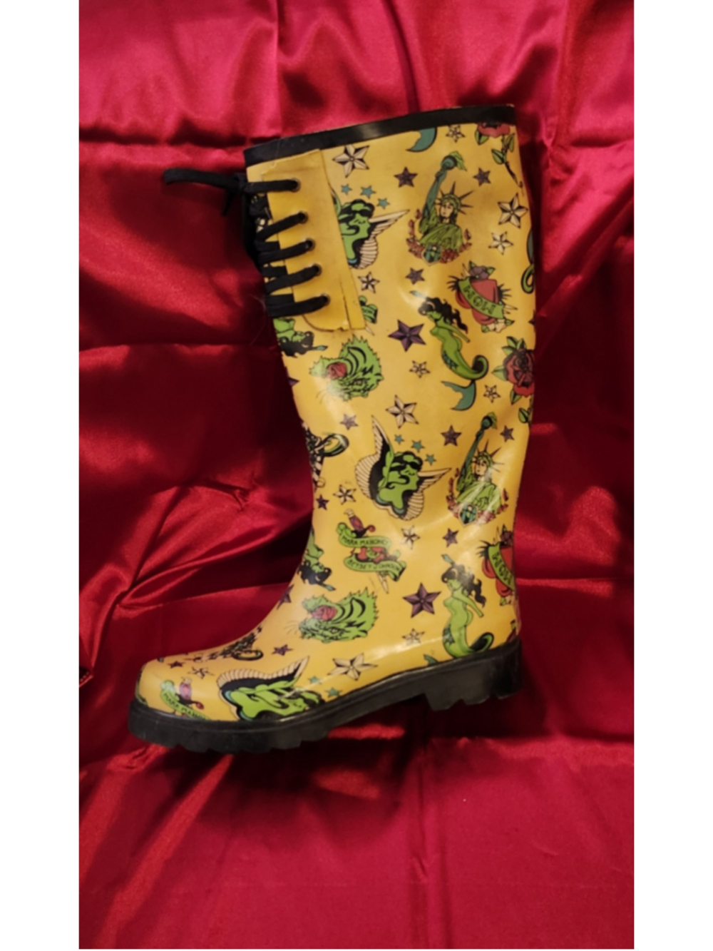 Betsey Johnson Tattoo Print Rain Boots Yellow Black size 8 - Picture 3 of 6
